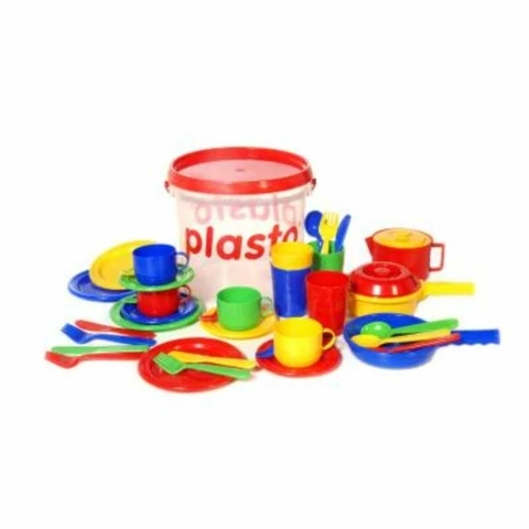 Plastic dishes in a bucket