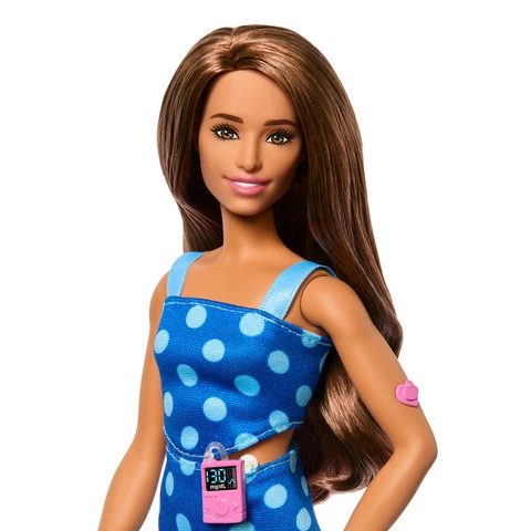 Barbie vaaleansinisen käsilaukun ja puhelimen kanssa