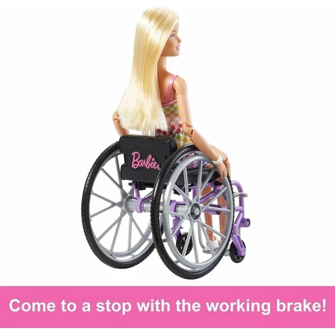 Barbie pyörätuolissa takapuolelta