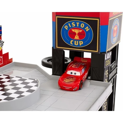 Disney Cars Piston Cup Racing Parkkitalo ja McQueen auto
