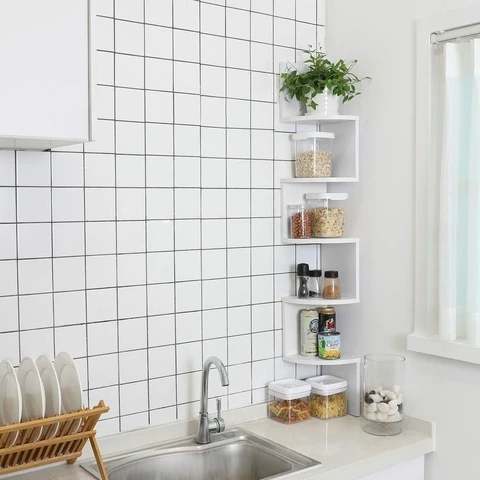 Seinähylly kirjoille ja koristeille olohuoneeseen