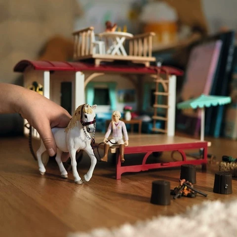 Schleich Horse Club 42593 Asuntovaunu salaisiin kerhokokouksiin