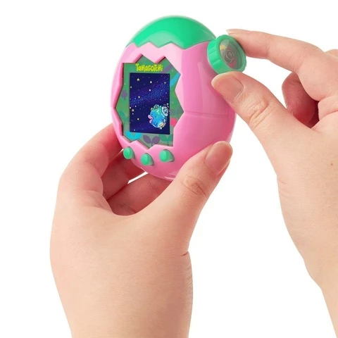 Lapsi leikkii Tamagotchi-virtuaalisen lemmikin kanssa – futuristinen interaktiivinen lelu